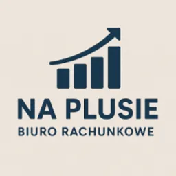 Logo biura rachunkowego 'Na Plusie' z grafiką słupków wzrostu i strzałką w górę, na kremowym tle. Ciemnoniebieski font.