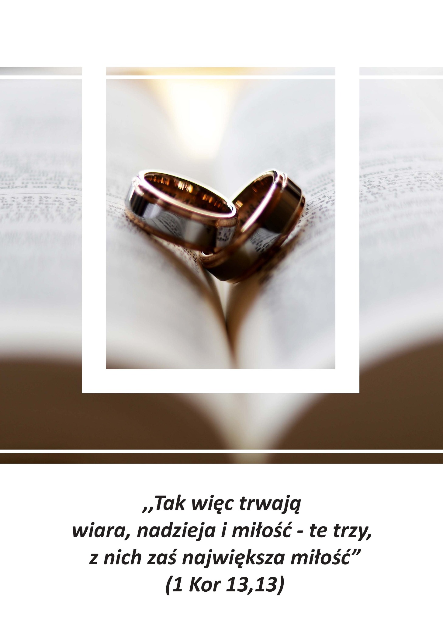 Dwa obrączki ślubne ze złotymi brzegami leżące na otwartej księdze z tekstem. Delikatne światło podkreśla detale.