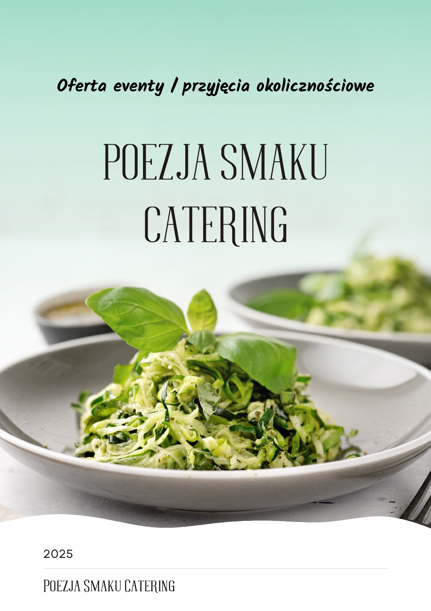 Oferta cateringowa: talerz z sałatką z cukinii i bazylią. W tle drugi talerz. Minimalistyczny design menu w odcieniach zieleni i szarości, napis 'Poezja Smaku Catering'.