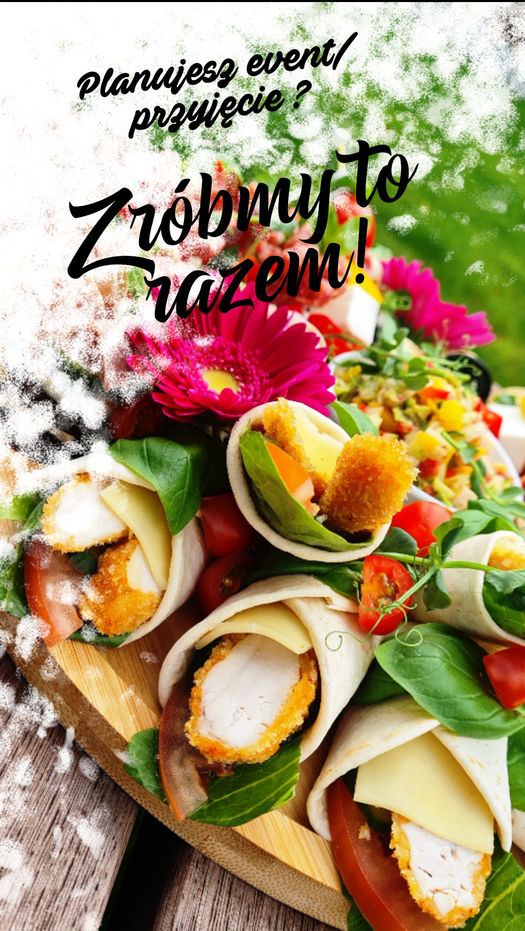 Kolorowe tortille z kurczakiem, serem i warzywami na desce, dekorowane kwiatami. U góry napis: Planujesz event/przyjęcie? Zróbmy to razem!