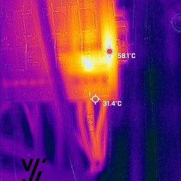 Magazyn Energii - Inteligentne Domy - Elektryka - VoltLogic - Obraz termowizyjny rozdzielnicy elektrycznej z zaznaczonymi punktami pomiaru temperatury, wskazującymi potencjalne przegrzewanie się elementów.