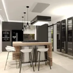 Nowoczesna kuchnia z wyspą i hokerami, czarne szafki, designerskie lampy wiszące, jasna podłoga, obrazy na ścianie. Minimalistyczny styl, eleganckie wykończenie.