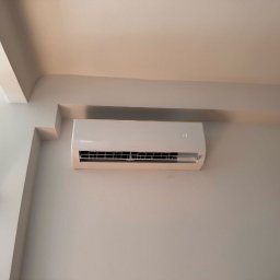 Wenturo Sp. z o. o. - Biały klimatyzator Rotenso zamontowany na ścianie, widoczny wyświetlacz z temperaturą 17 stopni, minimalistyczny design, neutralne tło.