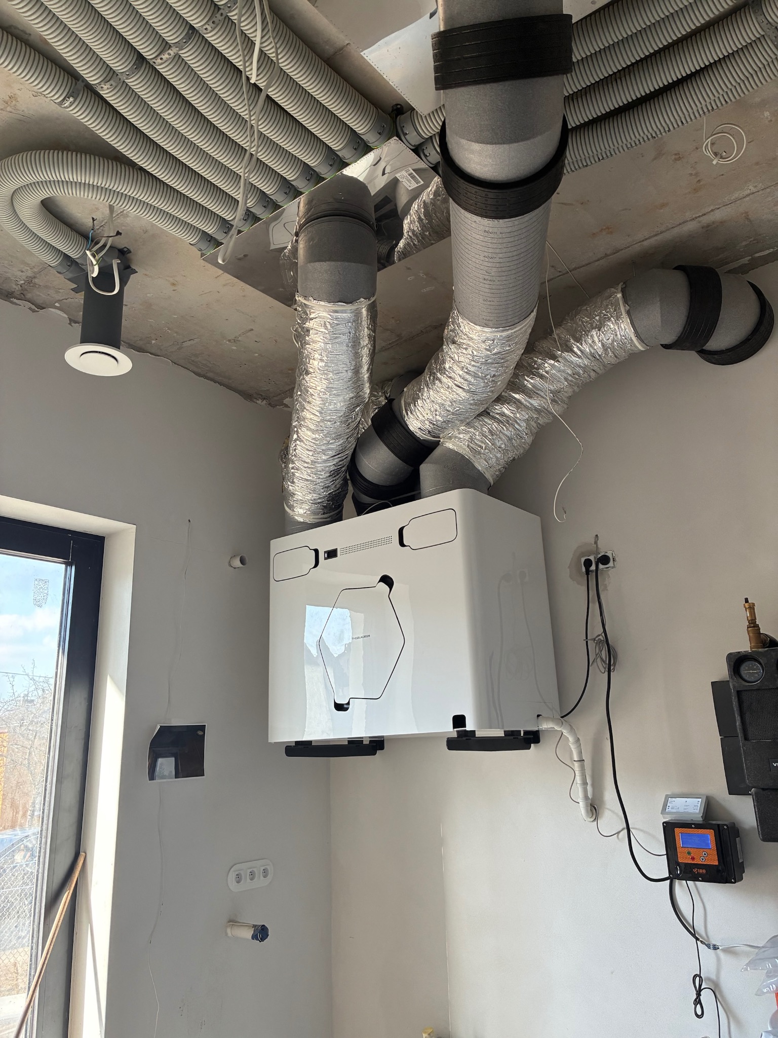 Centrala Thessla Green Enthalpy 500V z rurami EPS i tłumikami.