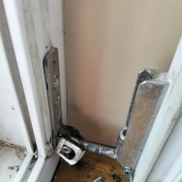 Zniszczony zawias dolny