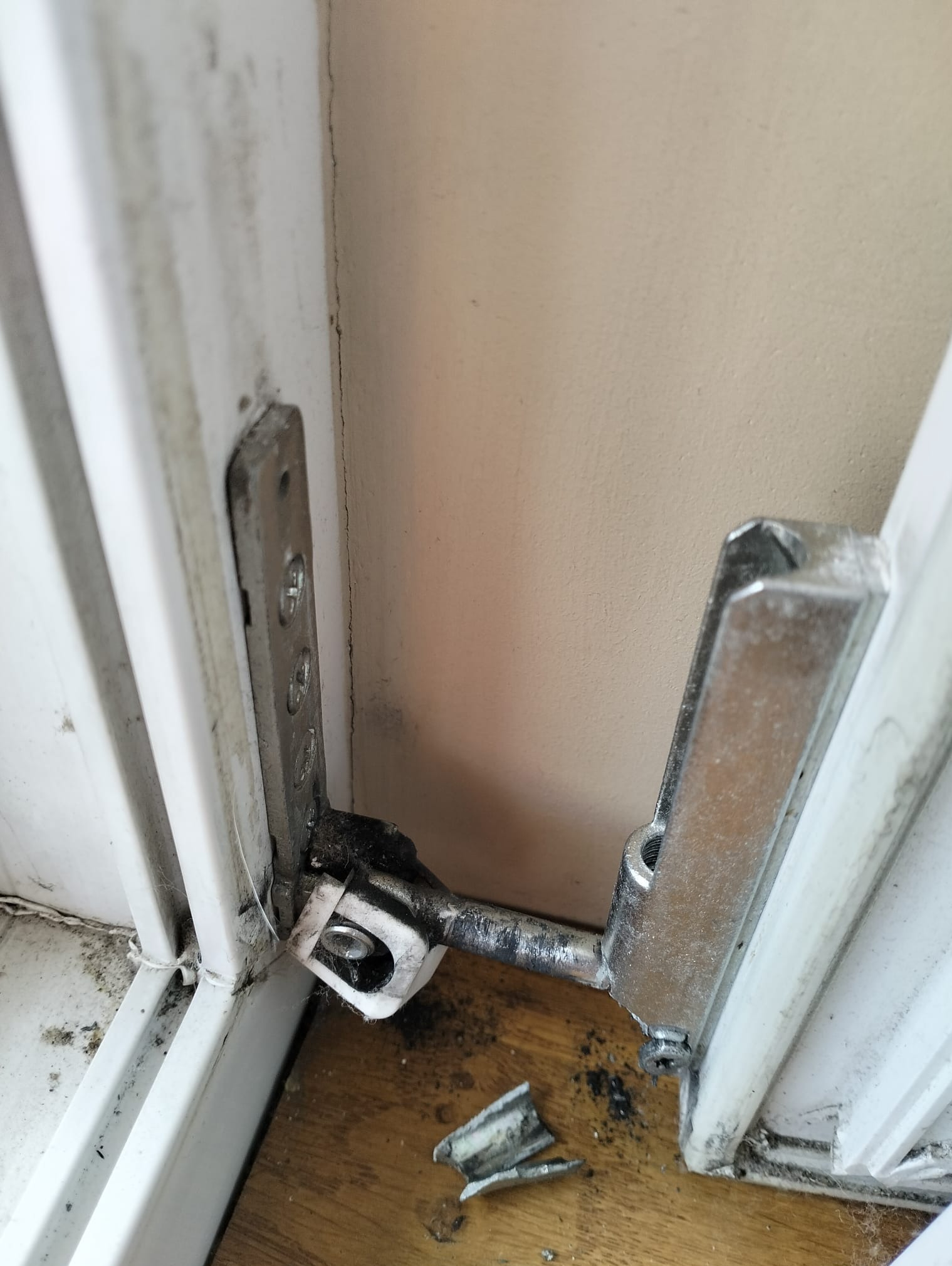 Zniszczony zawias dolny