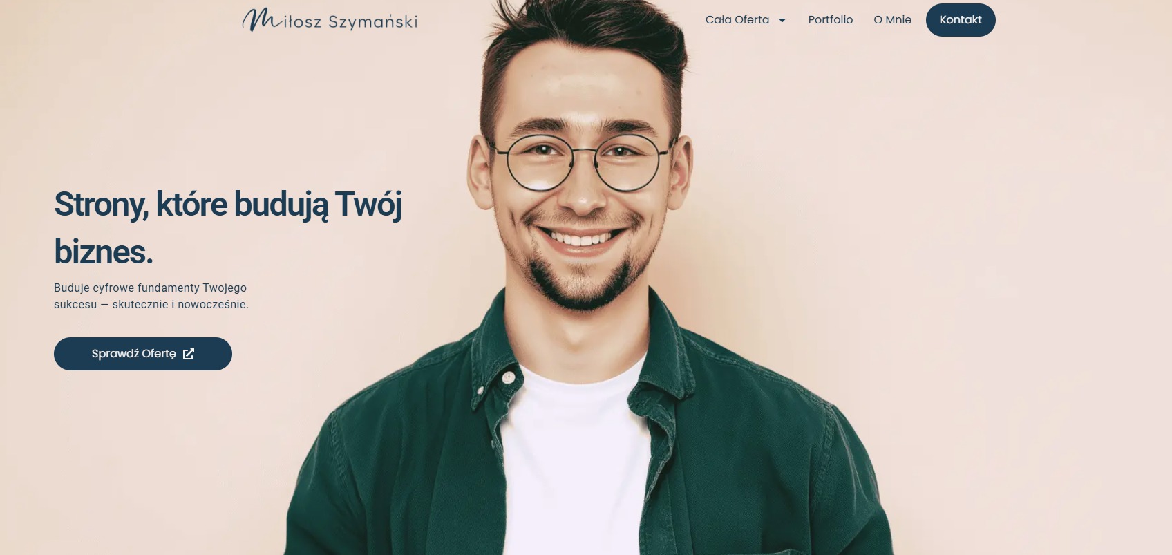 Strona internetowa z uśmiechniętym mężczyzną w okularach. Tekst: 'Strony, które budują Twój biznes'. Przycisk 'Sprawdź Ofertę'.