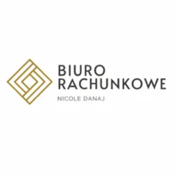 Eleganckie logo biura rachunkowego Nicole Danaj z geometrycznym symbolem w odcieniach złota i minimalistycznym napisem na białym tle.
