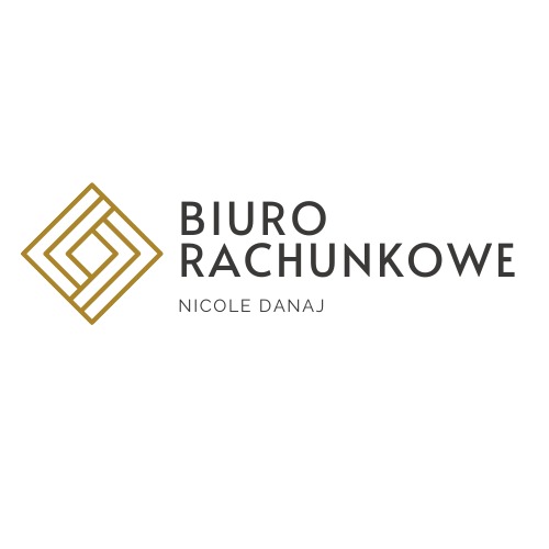 Eleganckie logo biura rachunkowego Nicole Danaj z geometrycznym symbolem w odcieniach złota i minimalistycznym napisem na białym tle.