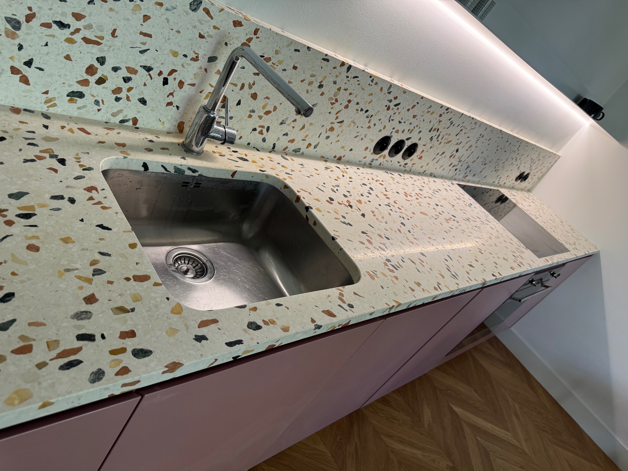 Odnowieniem zniszczonych blatów kamiennych - również z lastryko,