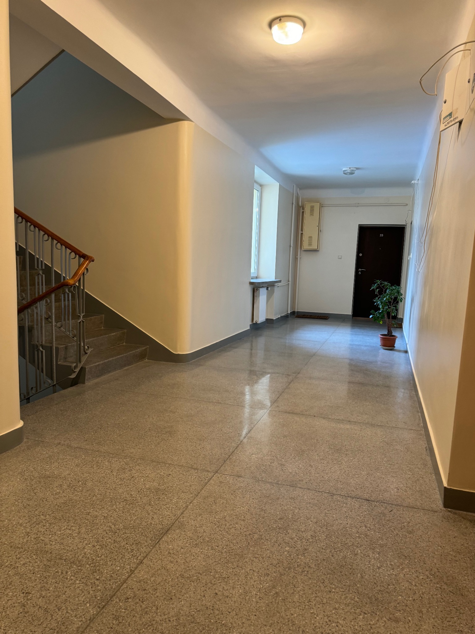 Klatka po kompleksowym remoncie naszej ekipy, renowacja posadzki z lastryko oraz remont ścian.