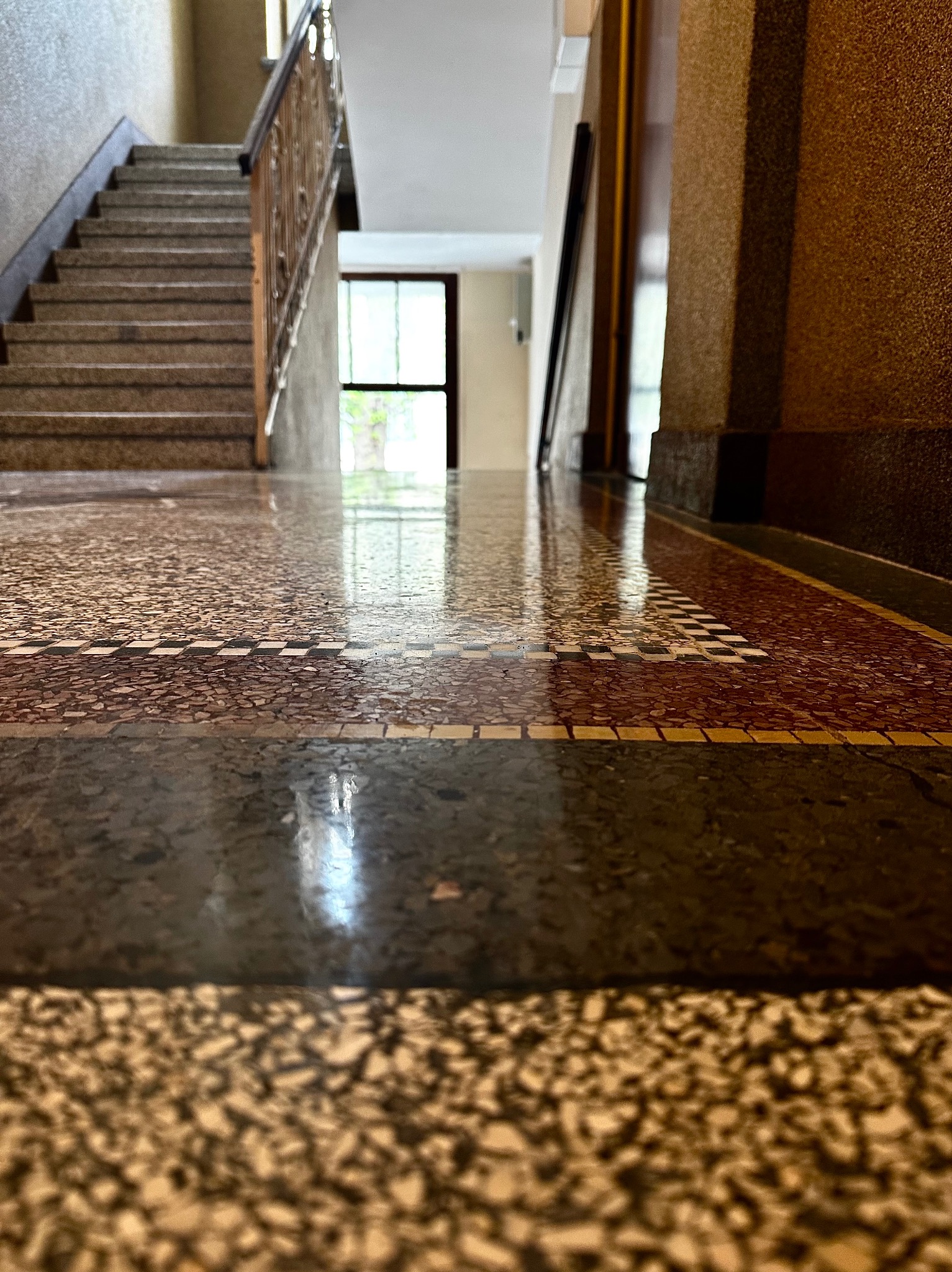 Renowacja lastryko na klatce zabytkowej kamienicy.