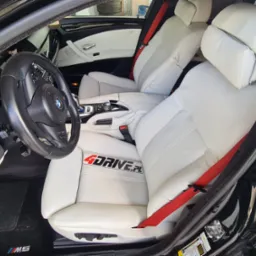 BMW 550 w białej skórze.