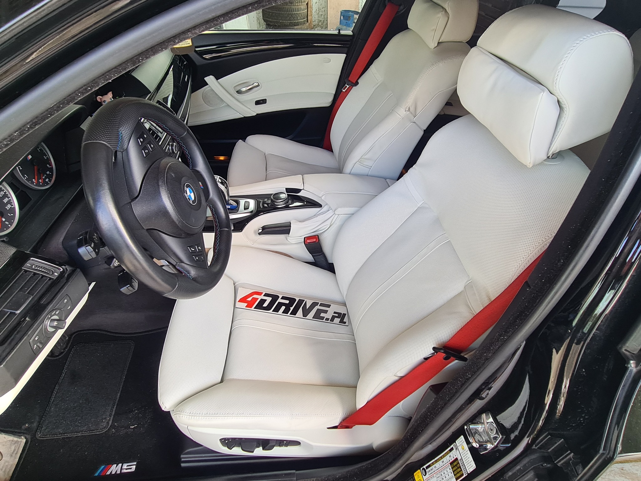 BMW 550 w białej skórze.