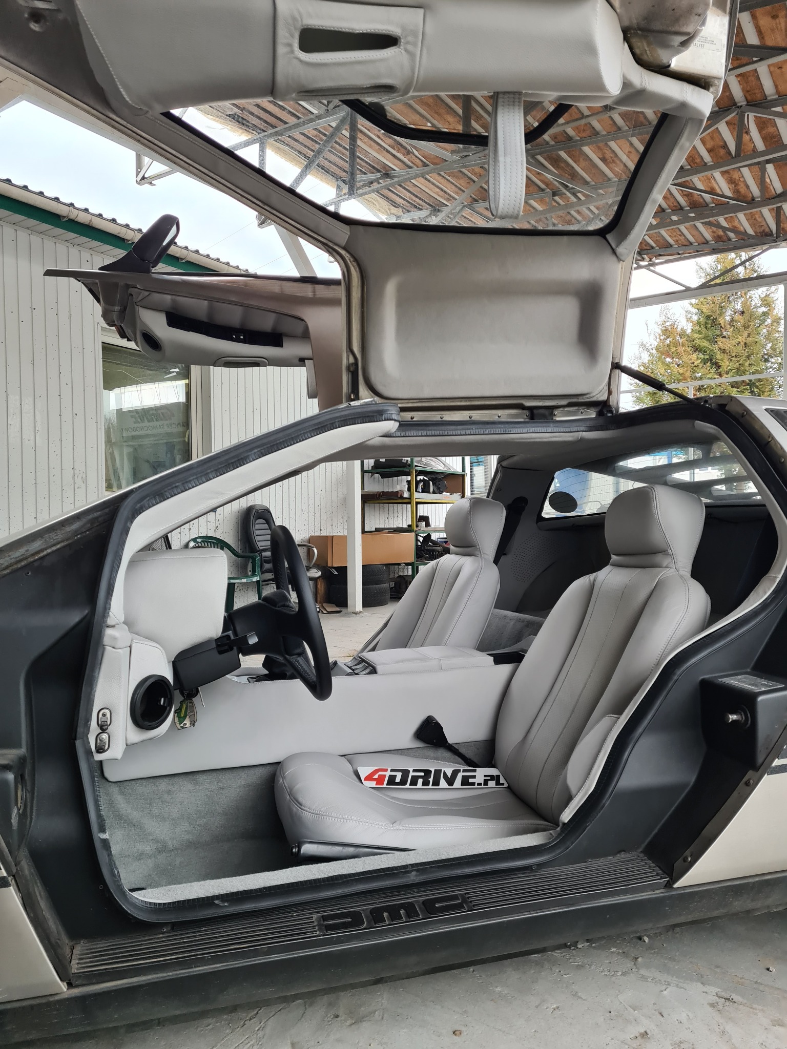 Nowe wnętrze DeLorean z 1982r