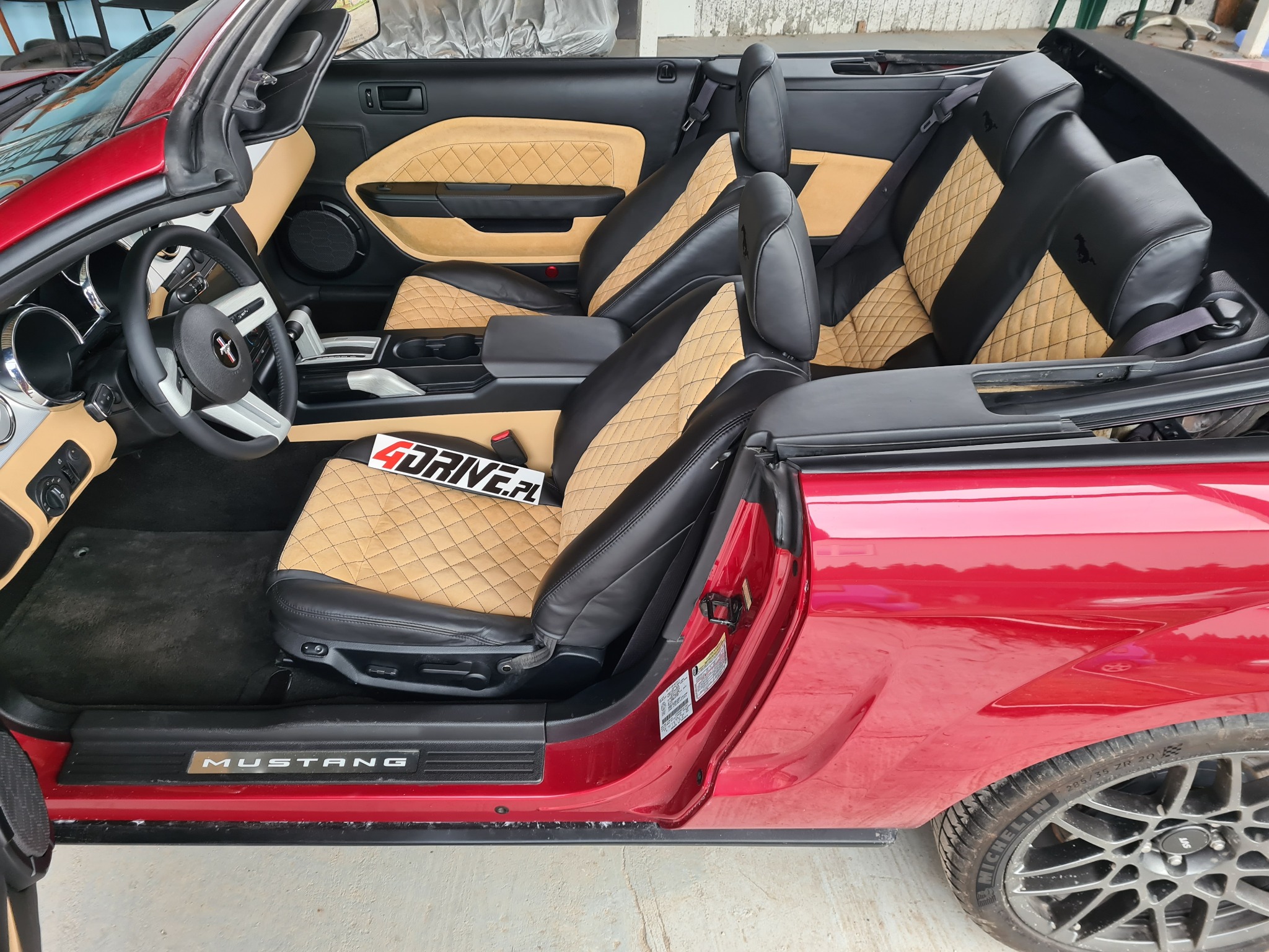 Ford Mustang Cabrio w skórze i Alcantarze