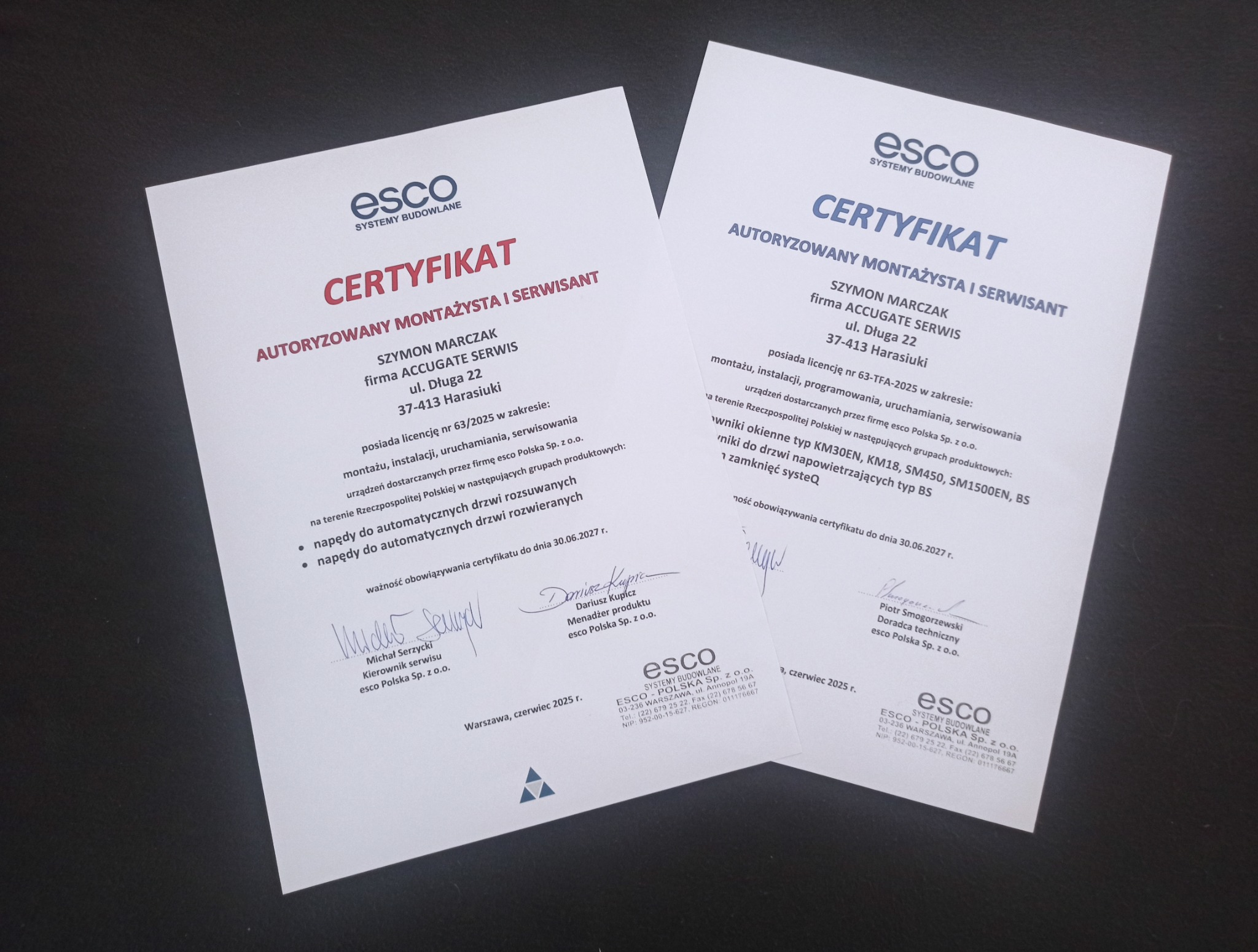 Dwa certyfikaty firmy ESCO dla Accugate Serwis, potwierdzające uprawnienia do montażu i serwisu automatyki do drzwi oraz okien. Dokumenty z podpisami i datą ważności.