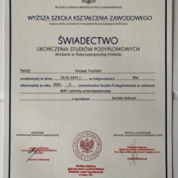 Świadectwo ukończenia studiów podyplomowych BHP i ochrony przeciwpożarowej, wydane przez Wyższą Szkołę Kształcenia Zawodowego w 2021 roku.