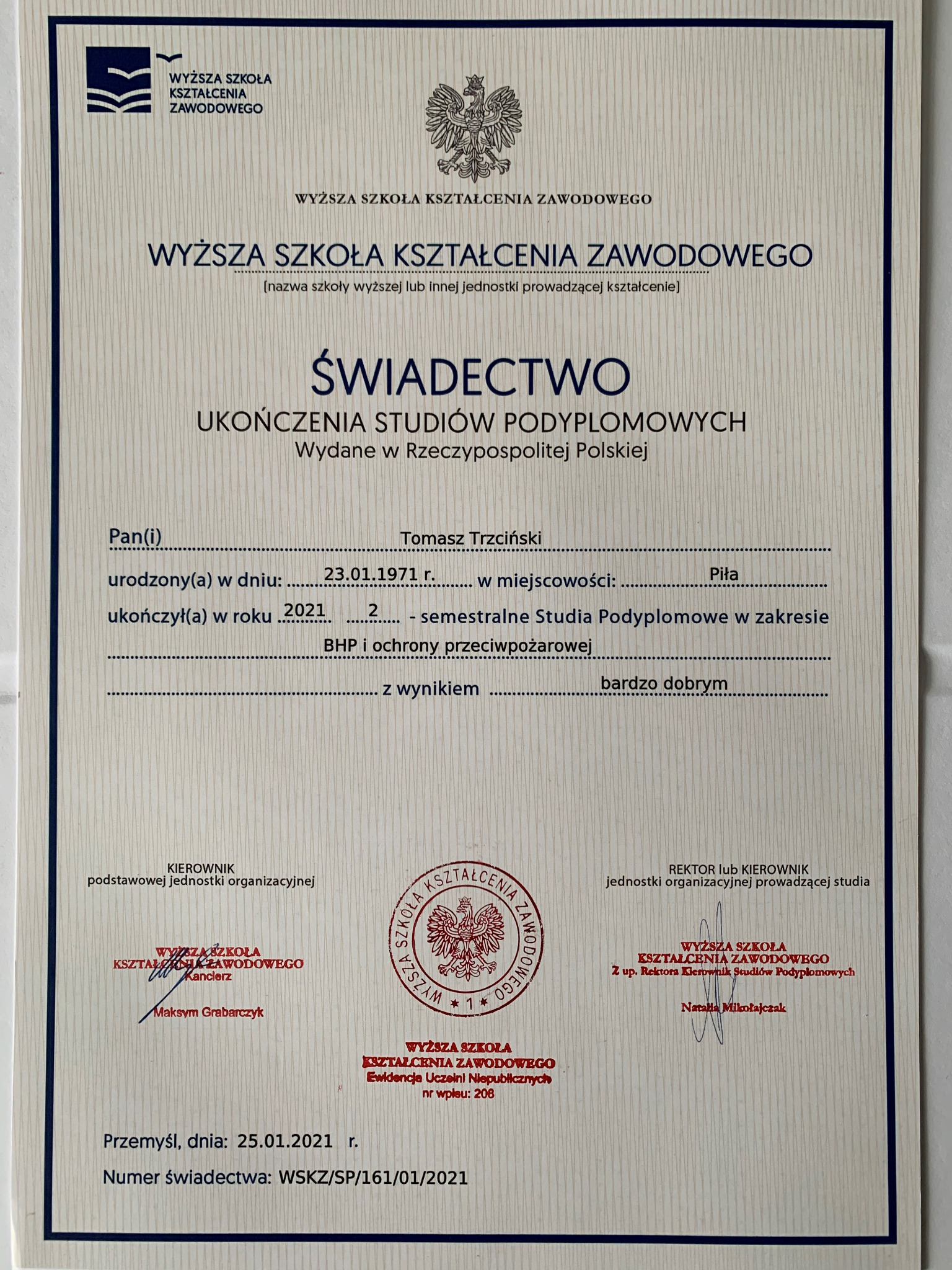 Świadectwo ukończenia studiów podyplomowych BHP i ochrony przeciwpożarowej, wydane przez Wyższą Szkołę Kształcenia Zawodowego w 2021 roku.