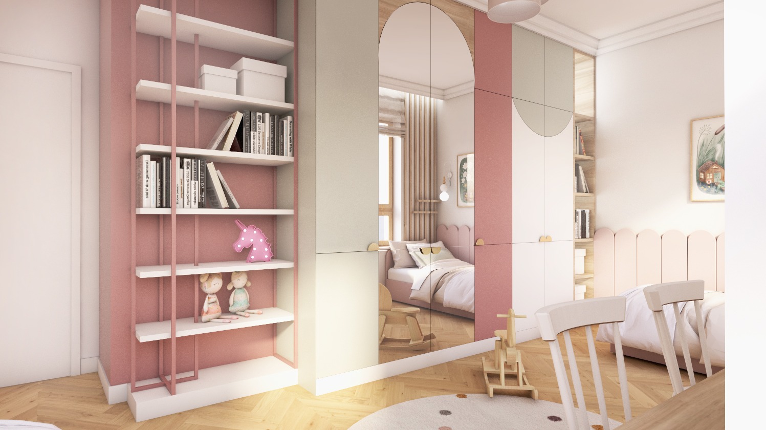 Pokój dziecięcy w pastelowych barwach. Regał z książkami, zabawki, łóżko widoczne w lustrzanej szafie. Drewniany konik na biegunach i dywanik z plamkami.