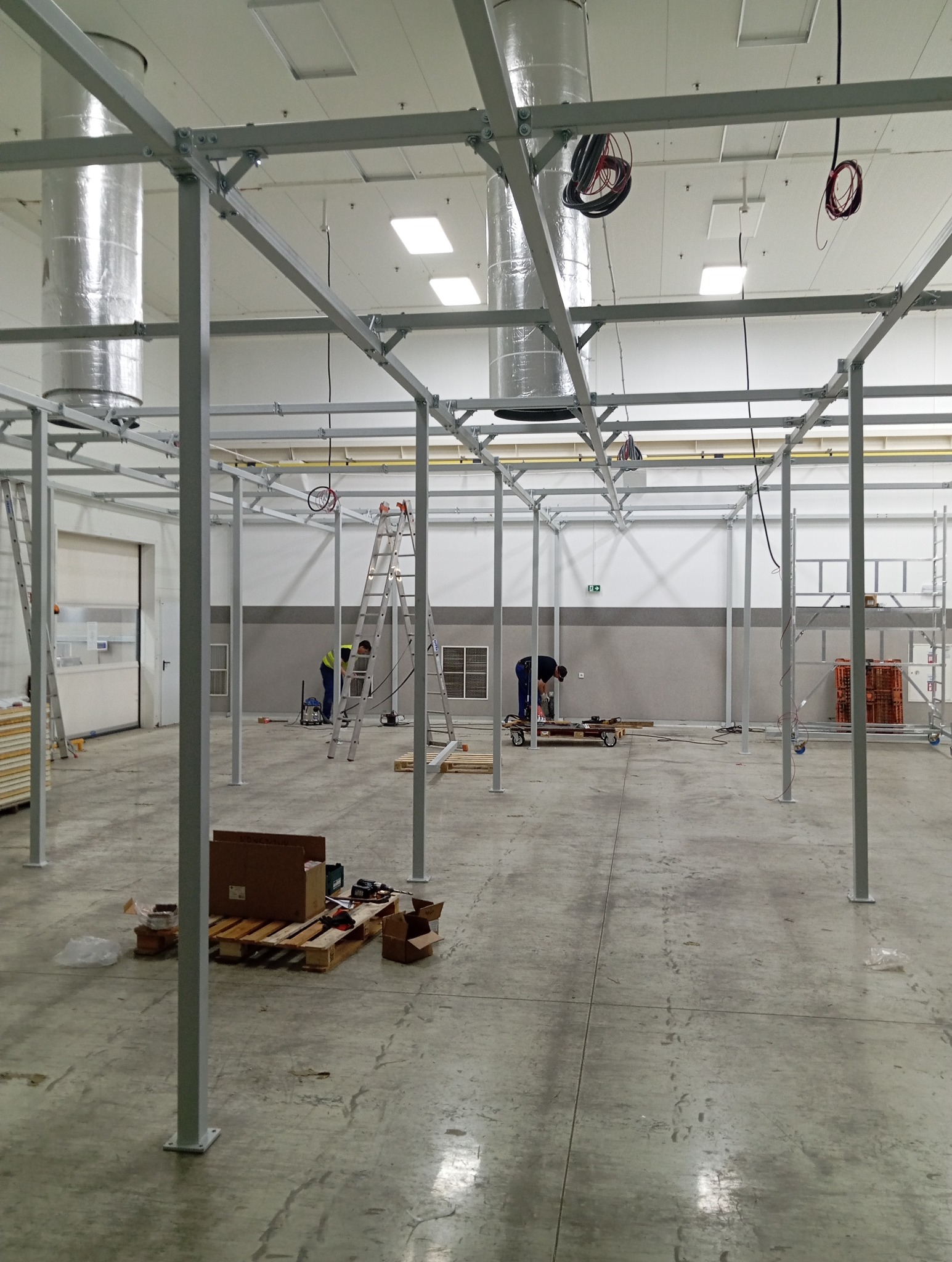 Konstrukcja stalowa wsporcza w hali magazynowej - Projektant konstrukcji, Wykonawca prac, Kierownik montażu