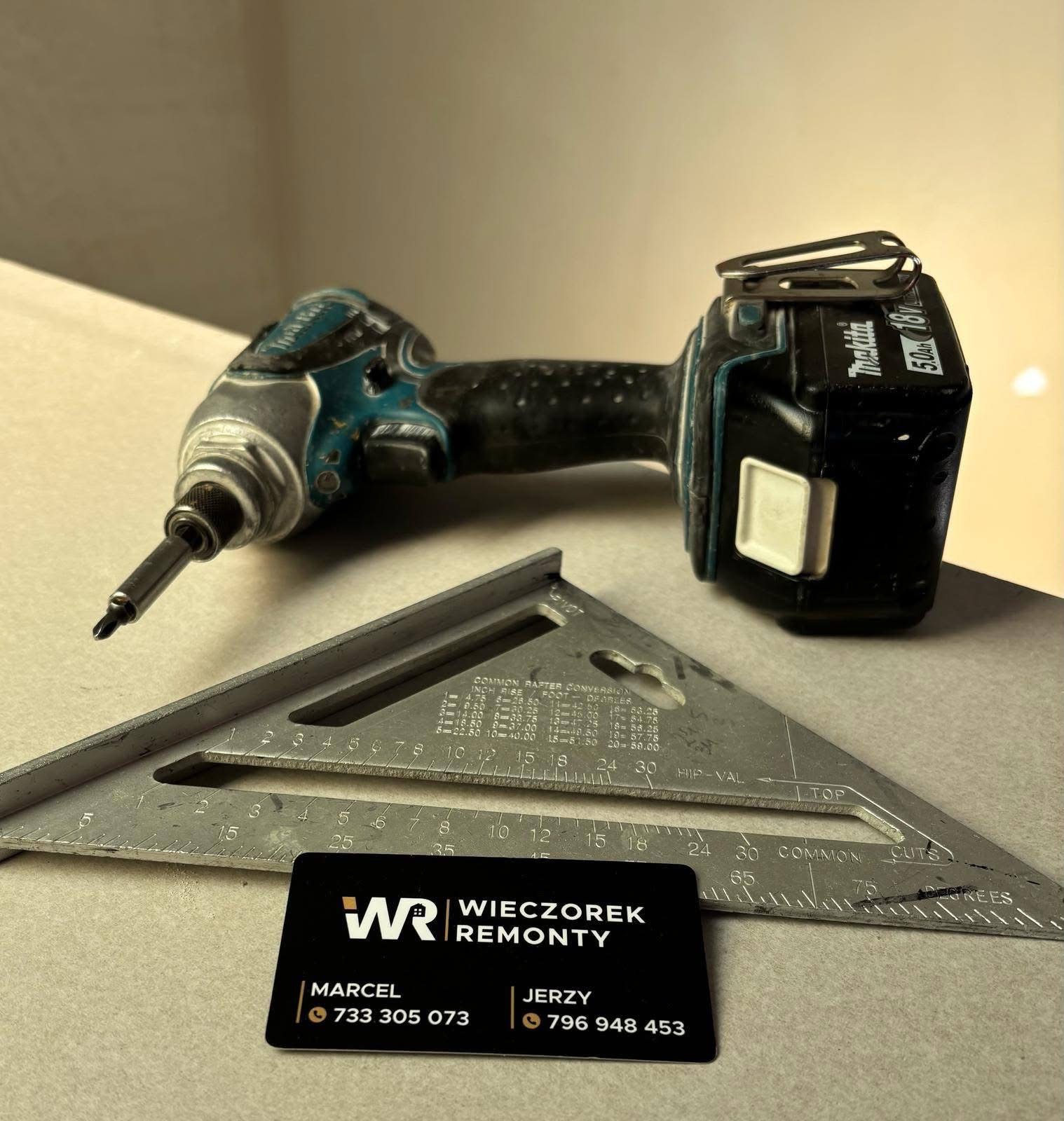 Wiertarko-wkrętarka Makita, kątownik traserski i wizytówka firmy remontowej Wieczorek Remonty na jasnym tle. Sprzęt budowlany w zbliżeniu.