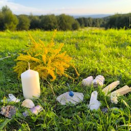 Świeca, biała szałwia, kamienie - używam ich do oczyszczania i doładowania energią siebie, przestrzeni, oraz narzędzi 
którymi pracuję.