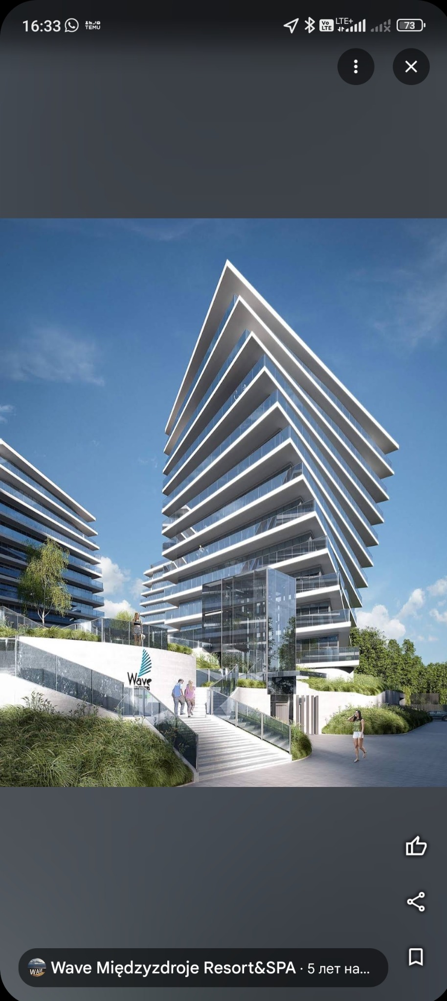 Wizualizacja nowoczesnego, białego budynku z licznymi balkonami i przeszklonymi elementami, otoczonego zielenią. Architektura z wyraźnymi liniami i kątami.