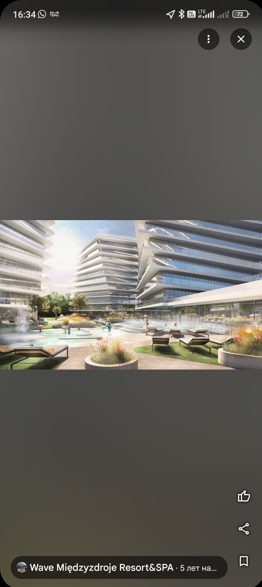 Wizualizacja nowoczesnego kompleksu budynków z basenem i leżakami. Budynki o białej elewacji z licznymi balkonami i przeszkleniami. Dzieci bawią się w wodzie.