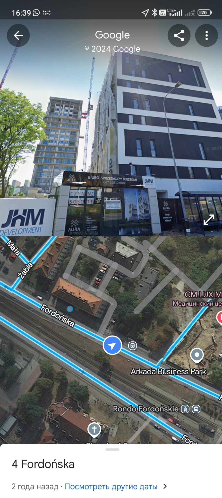 Widok na budynek w trakcie budowy, z reklamą biura sprzedaży mieszkań. Widoczne rusztowania i dźwigi. Na dole zrzut mapy z zaznaczoną lokalizacją.