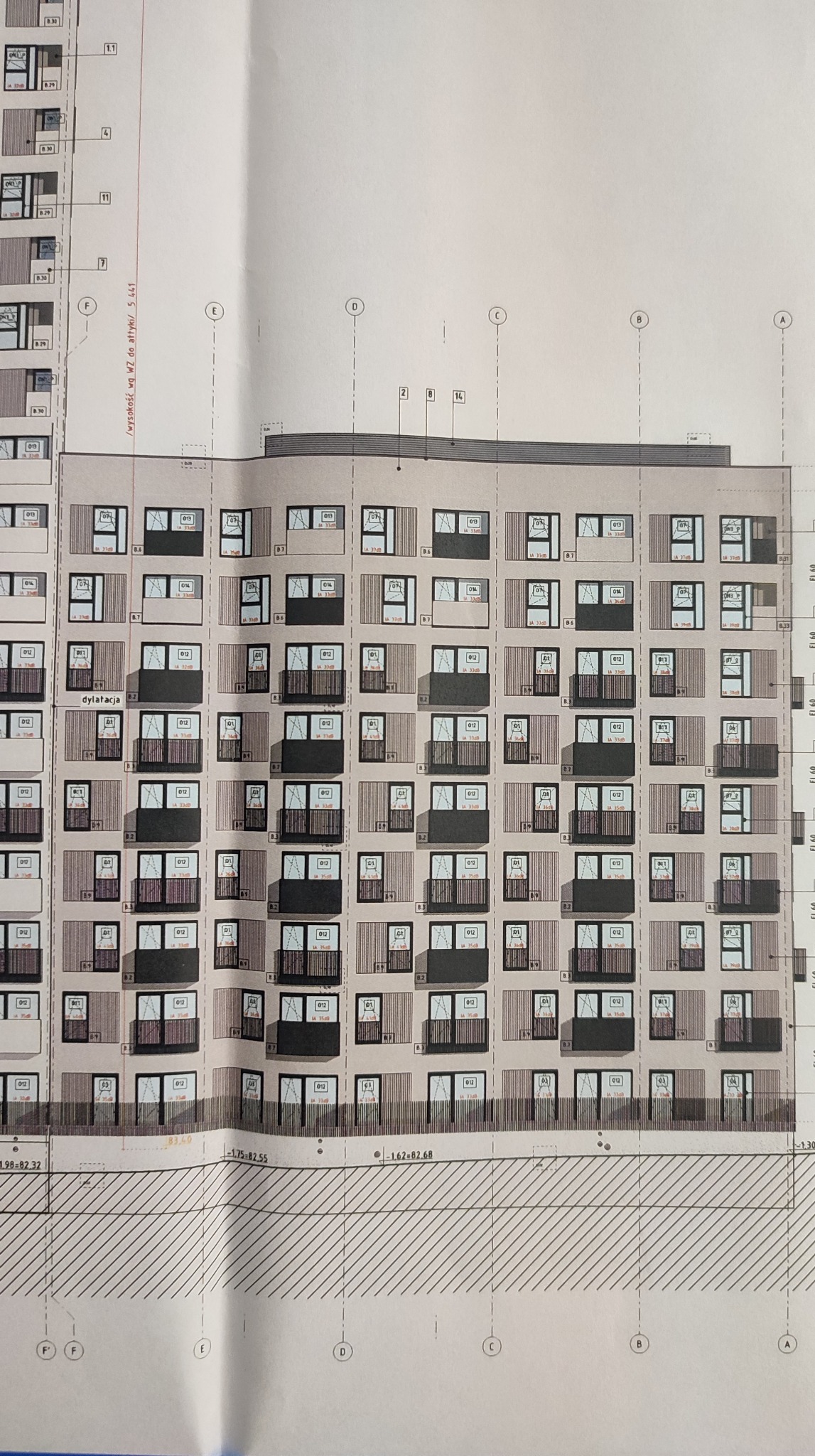 Plan elewacji budynku wielorodzinnego, widoczne balkony i okna, oznaczenia wymiarowe. Rzut architektoniczny z detalami.