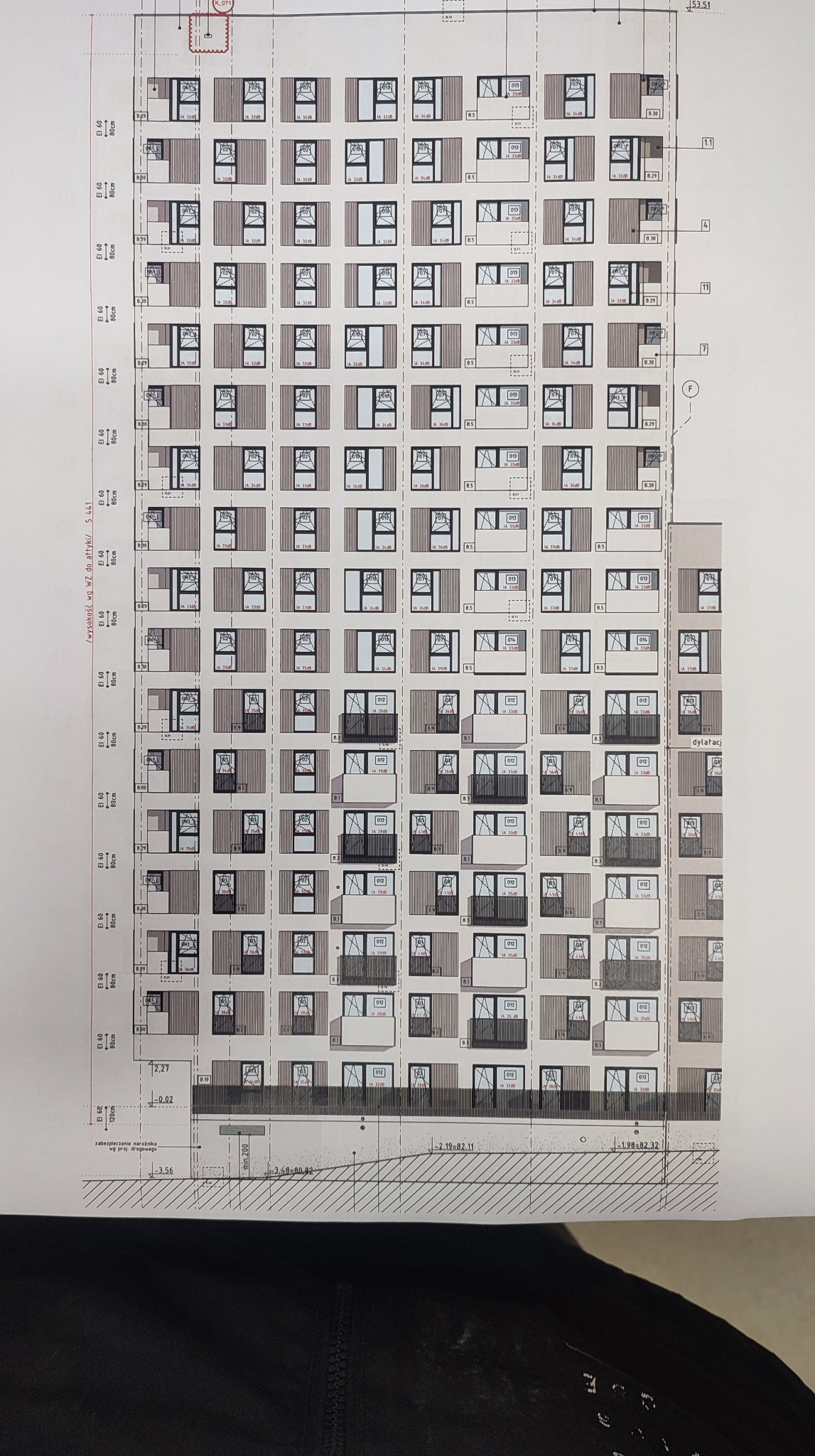 Rzut elewacji budynku wielorodzinnego z balkonami, widok z boku. Szczegółowy plan architektoniczny z wymiarami i oznaczeniami. Jasne tło rysunku.