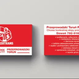 Wizytówka firmy PAKERTRANS z Torunia, oferującej przeprowadzki. Na czerwonym tle logo z silnym mężczyzną i numer telefonu 792-916-211. Po prawej stronie zakres usług.