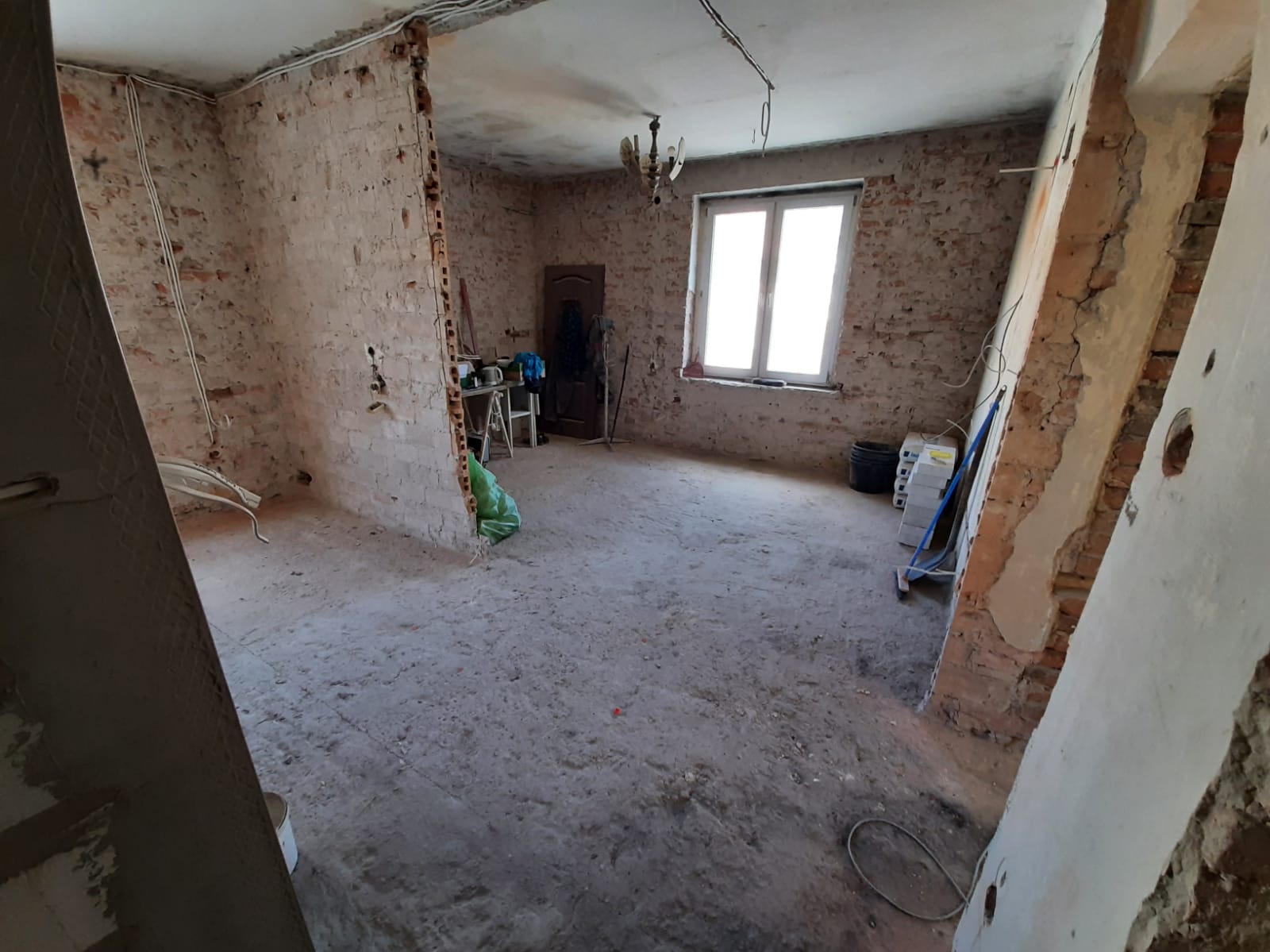 Mieszkanie po demontażu podłóg, wyburzaniu ścian i kucie tynków (w mieszkaniu głównym problemem był wszechobecny grzyb)