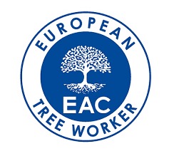 Niebiesko-białe logo European Tree Worker w okręgu, z drzewem o rozłożystych gałęziach i korzeniach, symbolizujące profesjonalizm w branży arborystycznej.