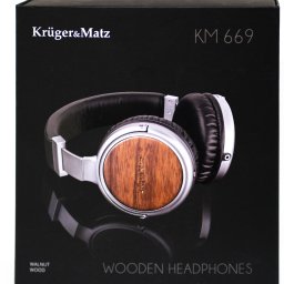 Albert Szymański - Eleganckie słuchawki Krüger&Matz KM 669 w pudełku. Model z drewnianymi nausznikami, srebrnymi elementami i czarnym, skórzanym wykończeniem pałąka. Widoczny napis 'Walnut Wood'.