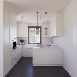 NB Pracownia Natalia Bojanowska - Jasna kuchnia w stylu skandynawskim z ciemną podłogą. Widoczne białe szafki, okno z widokiem na zieleń i designerskie lampy wiszące nad wyspą kuchenną.