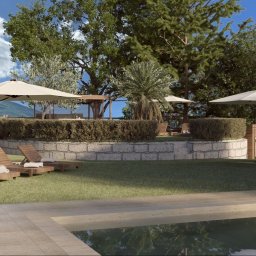 NB Pracownia Natalia Bojanowska - Wizualizacja ogrodu z basenem, leżakami i parasolami. Bujna zieleń, kamienne obrzeża, pawilon z zasłonami w tle. Letni dzień, relaksująca atmosfera.