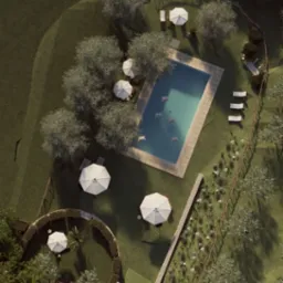 Widok z g&oacute;ry na projekt ogrodu z basenem, parasolami, leżakami i starannie ułożonymi rabatami kwiatowymi, otoczony zielenią i drzewami.