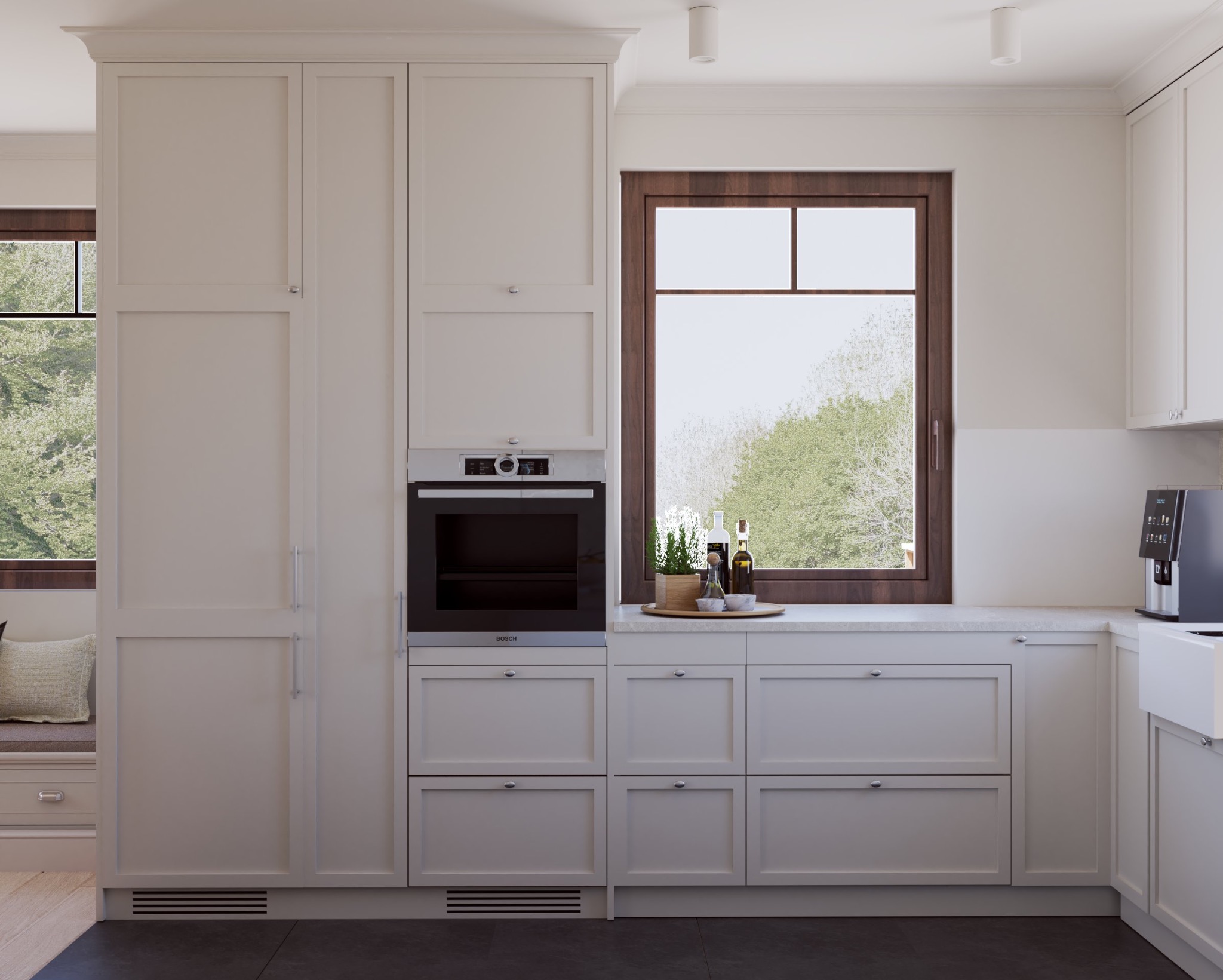 Elegancka kuchnia w odcieniach bieli, z zabudową meblową, piekarnikiem Bosch, drewnianymi oknami i blatem z drobnymi żyłkami. Widok na zieleń za oknem.