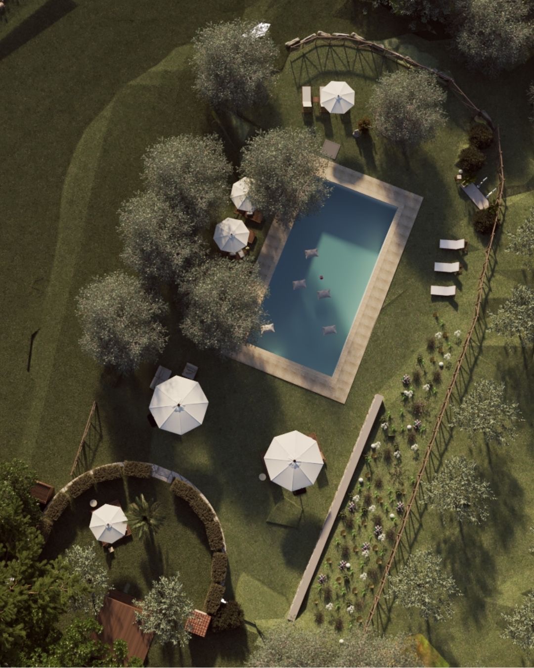 Widok z góry na projekt ogrodu z basenem, parasolami, leżakami i starannie ułożonymi rabatami kwiatowymi, otoczony zielenią i drzewami.