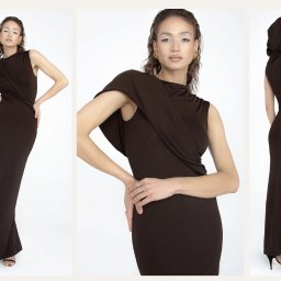 Zuzanna Łukasik Suzanne - Studio Konstrukcji i Szycia - Modelka prezentuje brązową suknię maxi z drapowaniem na ramieniu i kapturem, na białym tle. Widok z przodu i z profilu podkreśla krój i detale.