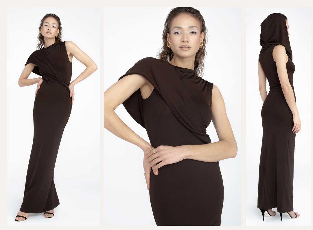 Modelka prezentuje brązową suknię maxi z drapowaniem na ramieniu i kapturem, na białym tle. Widok z przodu i z profilu podkreśla krój i detale.