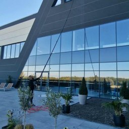 Mycie fasady szklanej i wysoko umiejscowionych nieotwieranych okien