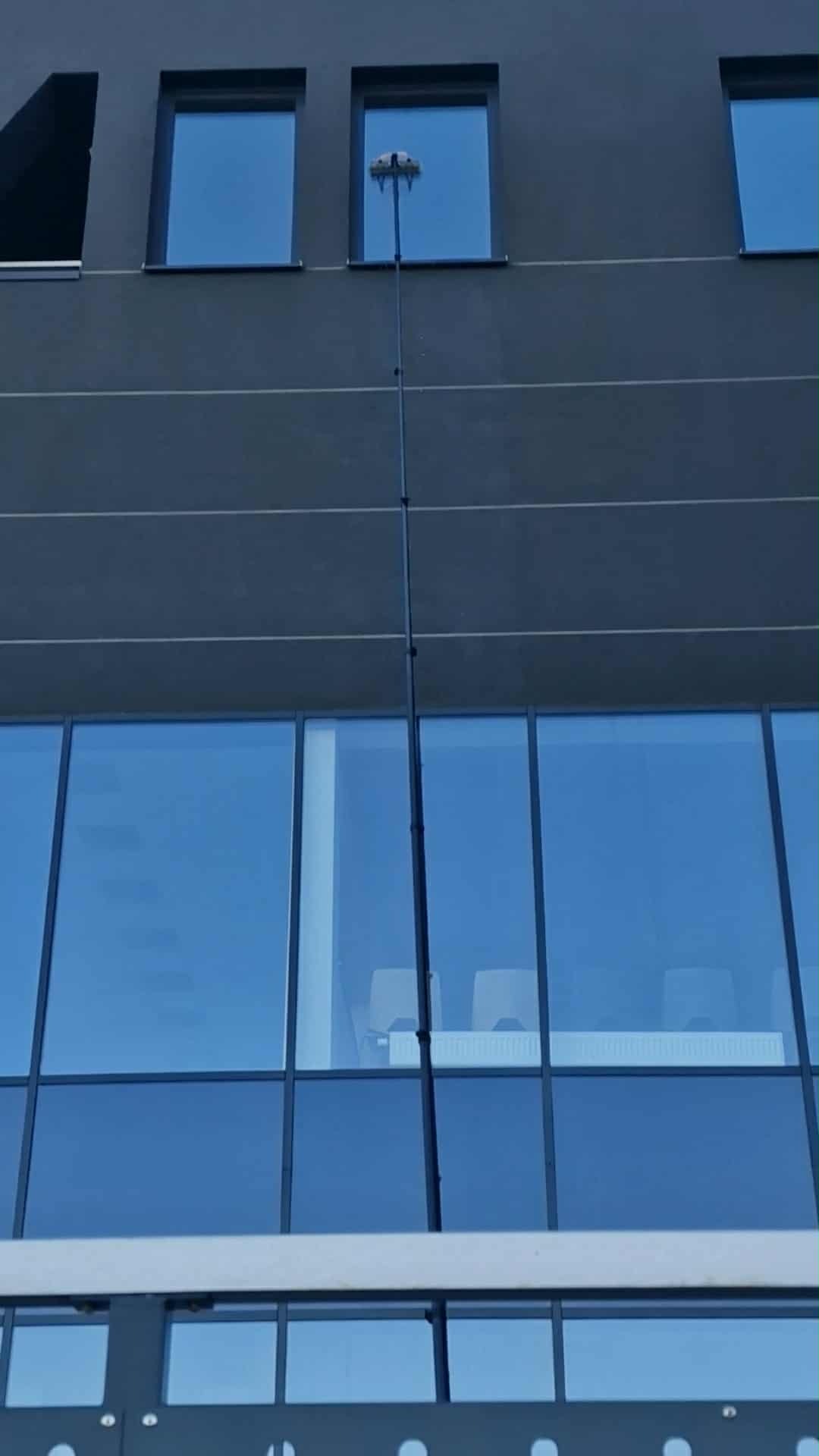 Mycie okien na wysokości, w ciężko dostępnych miejscach. Okna nie otwierane