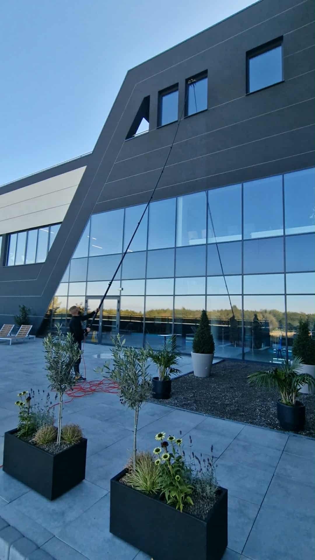 Mycie fasady szklanej i wysoko umiejscowionych nieotwieranych okien