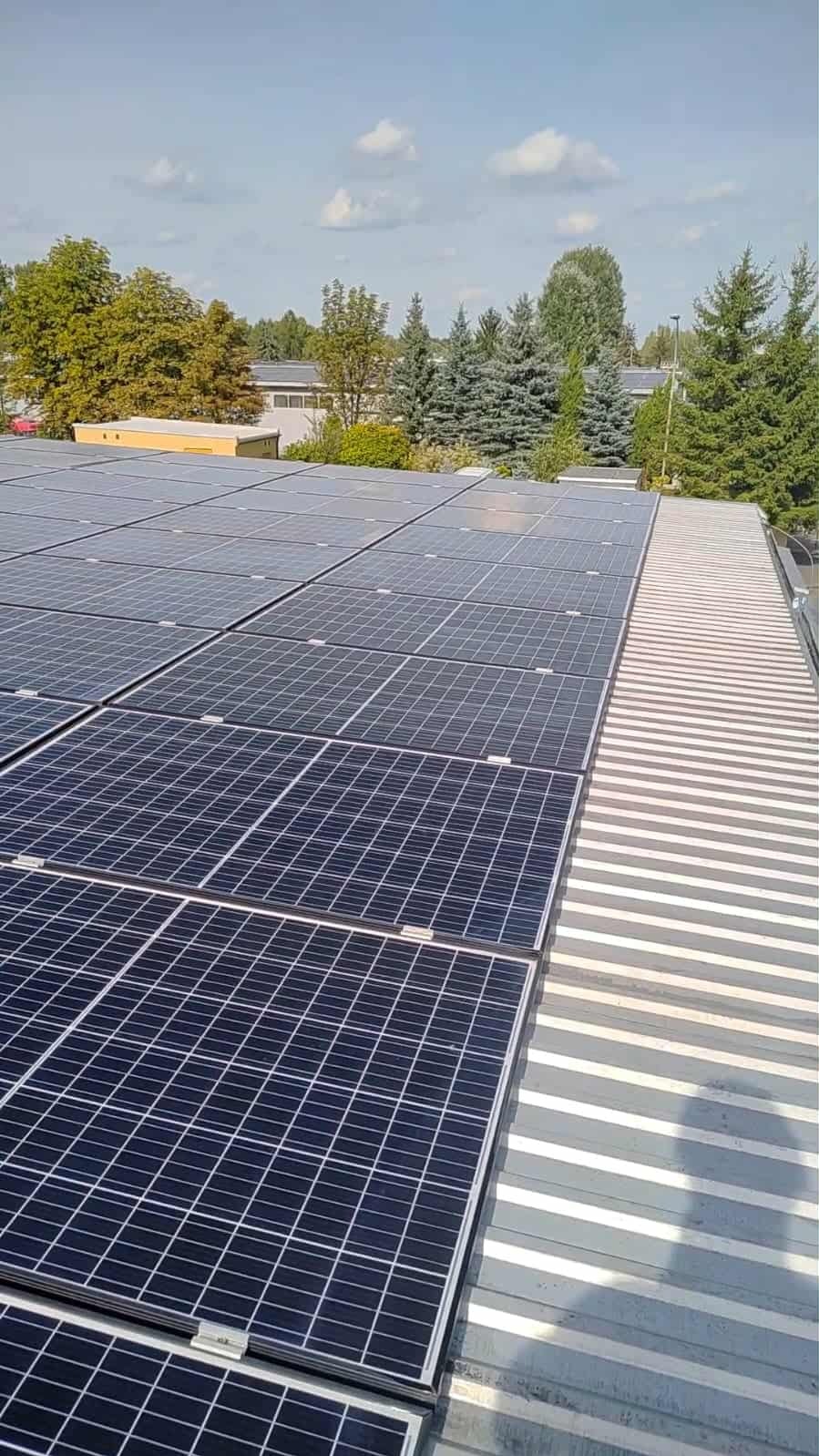 Mycie paneli fotowoltaicznych na dachu