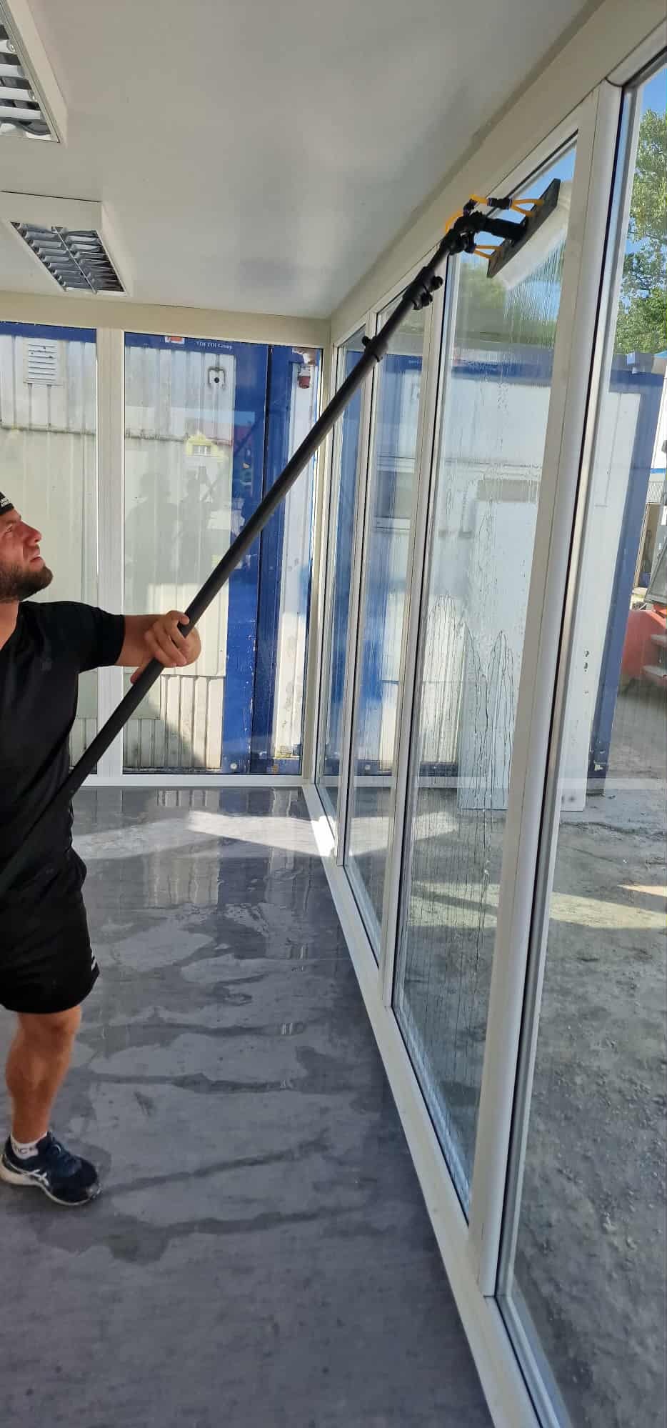 Mycie przeszkleń wodą demineralizowaną