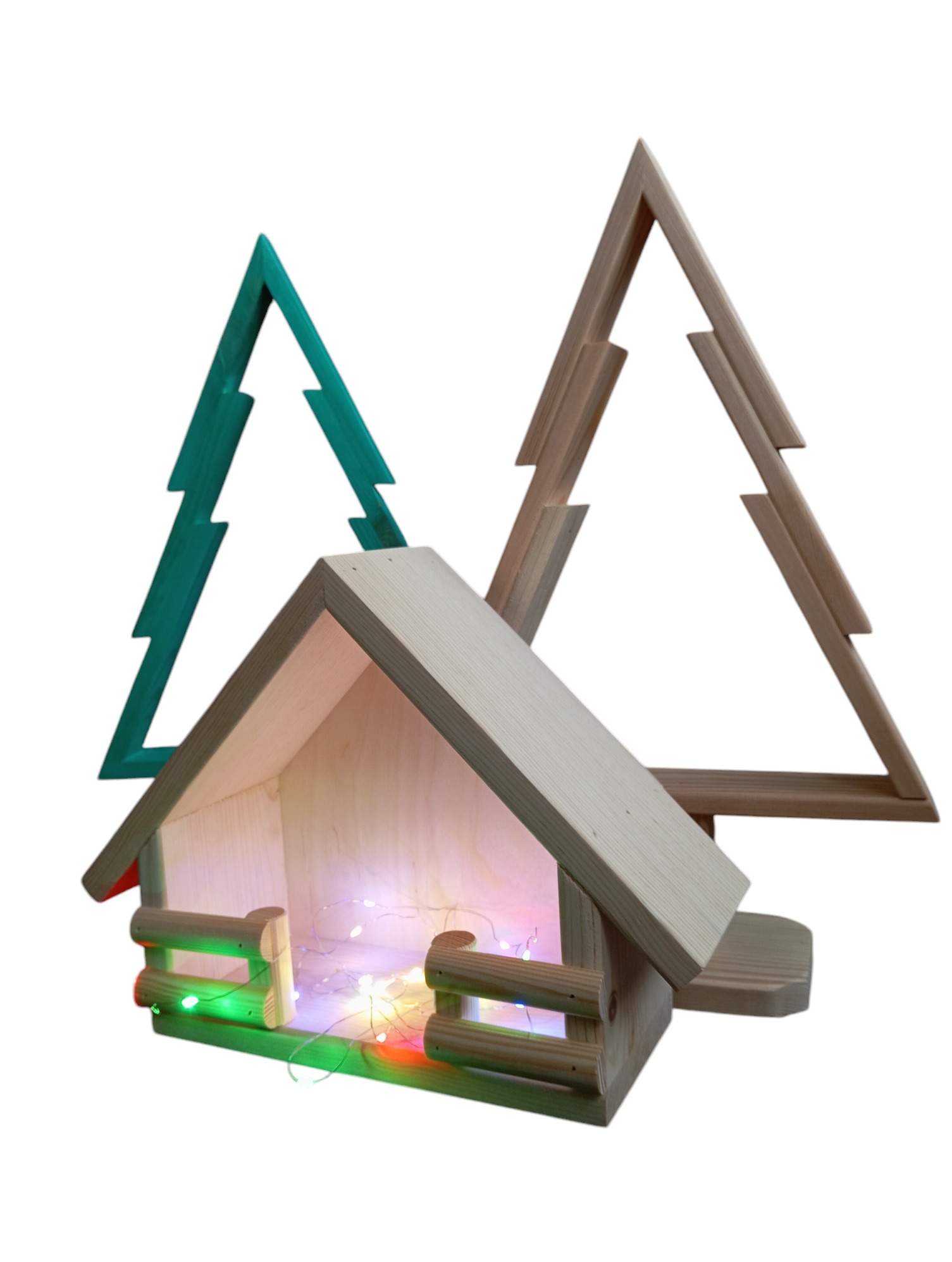 Drewniana szopka z oświetleniem LED i dekoracjami w kształcie choinek: zielonej i naturalnej, tworzy świąteczny klimat. Precyzyjne wykonanie, widoczne detale.