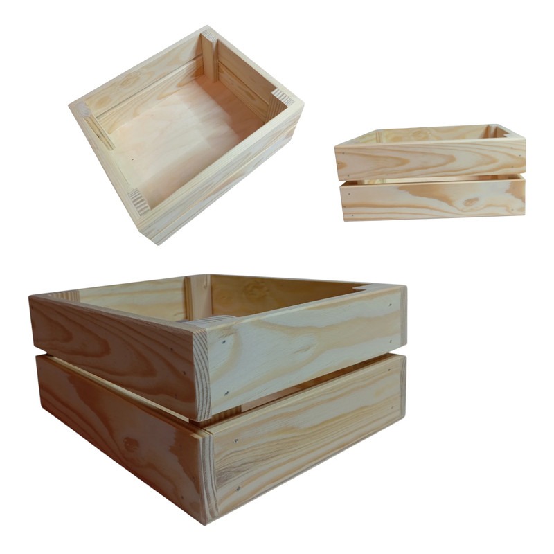 Trzy surowe, jasne, sosnowe skrzynki drewniane o różnych rozmiarach i ułożeniach, ukazujące strukturę drewna i solidne wykonanie.